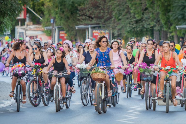 Süslü Kadınlar Bisiklet Turu: ‘Egzoz kokusuna karşı parfüm kokusu’